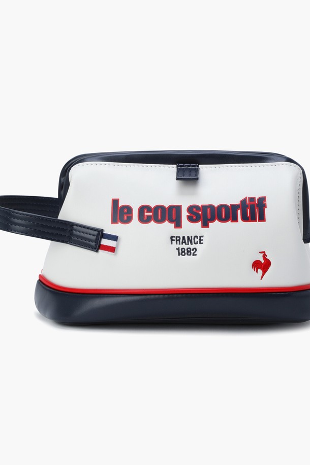 블랙과 화이트 색상으로 출시된 마그네틱 카트 파우치 (GQ311MBG88)는 남성 골퍼를 위한 미디엄 사이즈의 골프 파우치입니다. 내구성이 뛰어난 프리미엄 합성가죽 소재에 무지 패턴으로 미니멀하고 클래식한 스타일을 연출합니다. 사각형 디자인에 마그네틱 잠금 방식으로 편리하게 사용할 수 있으며, 카트에 부착하여 실용적인 수납을 돕습니다. 골프룩에 잘 어울리는 스타일로, 라운딩 시 소지품을 안전하게 보관할 수 있습니다.
