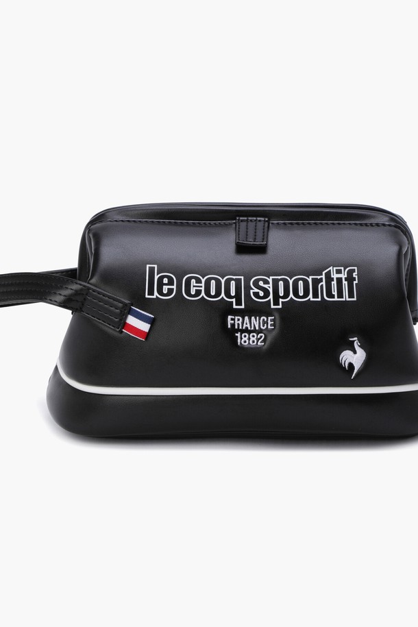 마그네틱 카트 파우치 (GQ311MBG88)는 골프룩에 어울리는 미니멀하고 클래식한 디자인의 남성용 골프 파우치입니다. 블랙과 화이트 두 가지 색상으로 출시되었으며, 합성가죽 소재로 제작되어 고급스러운 느낌을 줍니다. 미디엄 사이즈의 사각 형태이며, 로고 패턴과 마그네틱 디자인 장식이 특징입니다. 카트에 부착하여 사용할 수 있으며, 골프 용품을 실용적으로 수납할 수 있는 공간을 제공합니다. 마그네틱형 잠금 방식으로 편리하게 사용할 수 있습니다.
