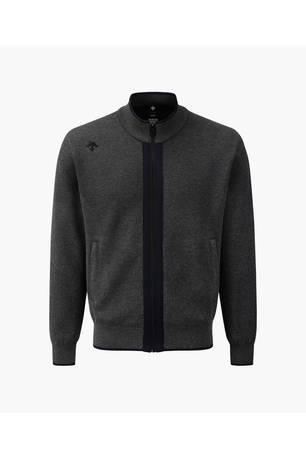 남성 조직감 하이넥 풀집업 가디건 (DQ32MFKO81)은 봄, 가을 시즌에 활용하기 좋은 아우터입니다. 부드러운 촉감의 레이온, 폴리에스터 혼방 소재로 제작되어 편안한 착용감을 제공하며, 하이넥 디자인과 레귤러핏으로 깔끔한 실루엣을 연출합니다. 이중직 소재와 신축성, 가벼움, 견고함을 갖춰 활동성을 높였으며, 골프 및 일상생활에서 클래식, 미니멀, 캐주얼 스타일 모두 소화 가능합니다. DGRG, IVYG 두 가지 색상으로 출시되어 다양한 코디에 활용하기 좋습니다.
