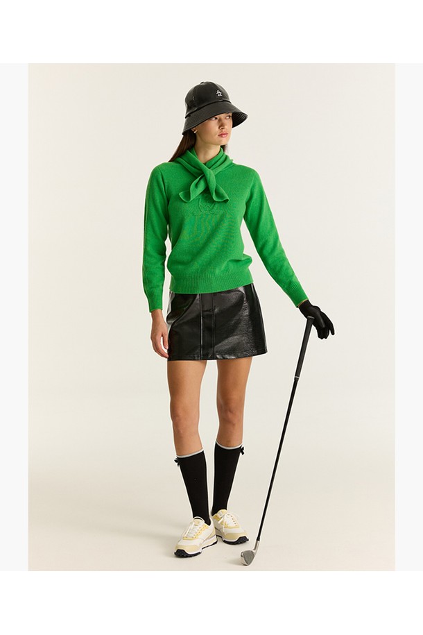 여성 비건레더 스커트 블랙(MQ322LSK93)는 간절기에 적합한 미니스커트입니다. 부드러운 촉감의 비건 가죽과 폴리에스테르 소재로 제작되어 H라인 핏을 연출하며, 허리 지퍼 여밈과 웨이스트밴드로 편안한 착용감을 선사합니다. 모던하고 미니멀한 스타일로, 무지 디자인과 블랙 컬러가 세련된 분위기를 더합니다. 특히 골프룩으로 활용하기 좋으며, 클래식한 스타일을 선호하는 여성분들께 추천합니다.
