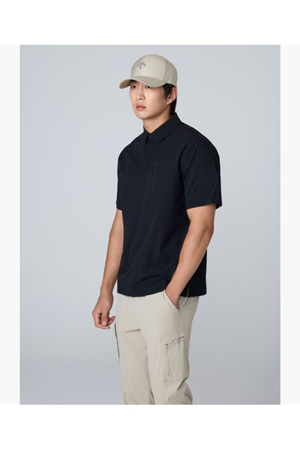 남성 우븐 Y넥 반팔티 (SET-UP, DQ31MFTS8A)는 골프 및 일상생활에서 스포티한 스타일을 연출하기 좋은 반팔 티셔츠입니다. BEGG, BLKG 두 가지 색상으로 출시되었으며, 얇고 부드러운 촉감의 나일론, 폴리우레탄 혼방 소재로 제작되어 여름철에도 쾌적하게 착용할 수 있습니다. 레귤러핏과 Y넥 디자인이 특징이며, 경량성과 신축성을 갖춰 활동성을 높였습니다. 트리코트 원단 믹스와 내장 포켓 디테일로 기능성을 더했으며, 셋업(SET-UP) 스타일 연출이 가능합니다.
