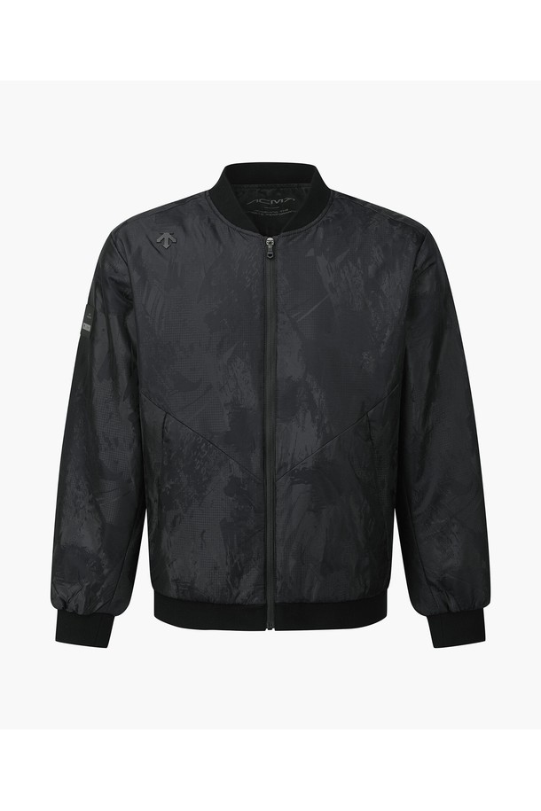 아크먼트(ACMT) 남성 자카드 블루종 패딩 점퍼 (DQ32MFBL94)는 남성용 블루종 패딩으로, 겨울철 보온성을 책임지는 아이템입니다. 스포티한 스타일과 캐주얼한 분위기를 동시에 연출하며, 골프룩과 겨울 데일리룩에 모두 활용 가능합니다. 자카드 패턴이 돋보이는 디자인으로, 어깨 부분의 니트 디테일이 특징입니다. 프리마로프트 충전재를 사용하여 뛰어난 보온성을 제공하며, 신축성 있는 소재로 활동성을 높였습니다. 골프 스윙에 최적화된 디자인으로 제작되어 스포츠 활동 시에도 편안하게 착용할 수 있습니다.
