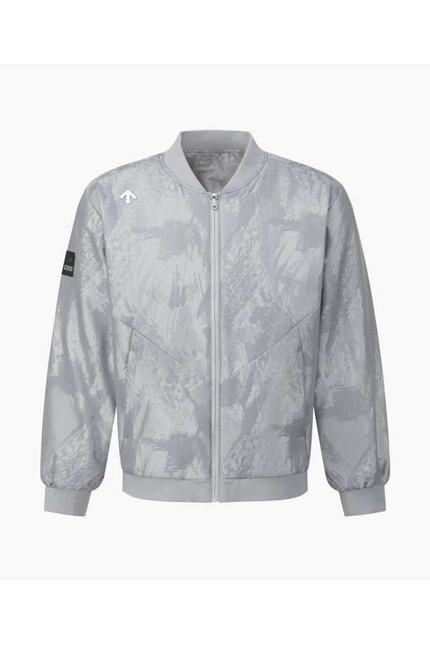 아크먼트(ACMT) 남성 자카드 블루종 패딩 점퍼 (DQ32MFBL94)는 골프 및 일상용으로 활용 가능한 남성용 아우터입니다. 겨울 시즌에 적합하며, 스포티하면서도 모던한 스타일을 연출합니다. 자카드 패턴이 돋보이며, 레귤러핏으로 편안하게 착용할 수 있습니다. 

블루종 디자인에 집업 여밈 방식을 적용했으며, 두꺼운 두께감으로 보온성을 높였습니다. 프리마로프트 충전재와 어깨 니트 디테일, 신축성으로 활동성을 더했습니다. BLKG, LGYG 두 가지 컬러로 제공됩니다.
