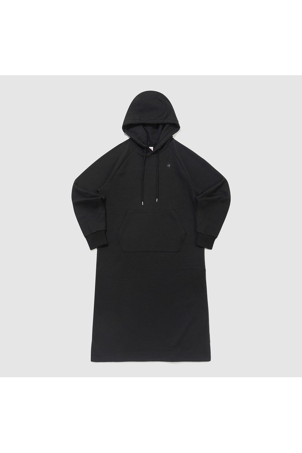 부드러운 면 기모 소재로 제작되어 따뜻하고 포근한 착용감을 선사하는 여성 루즈핏 후드 원피스입니다. 캐주얼 스타일로 편안하게 즐길 수 있으며, 집콕룩, 겨울 데일리룩, 산책룩 등 다양한 TPO에 활용하기 좋습니다. 블랙 컬러에 넉넉한 루즈핏으로 활동성을 높였으며, 긴 소매와 미들 기장으로 안정적인 핏을 연출합니다. 밑단 트임, 캥거루 주머니, 뒷면 기모 처리, 뛰어난 신축성 등 실용적인 디테일이 돋보입니다. 겨울철 보온성을 책임지는 데일리 아이템으로 추천합니다.
