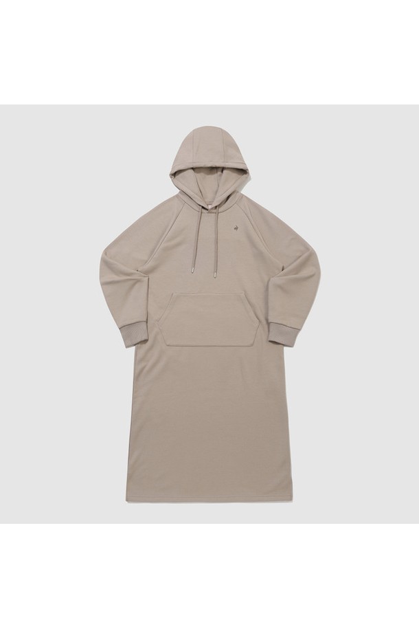 부드러운 면 기모 소재로 제작되어 포근함을 선사하는 여성 루즈핏 후드 원피스입니다. 베이지 색상으로 어떤 스타일에도 잘 어울리며, 데일리룩, 집콕룩, 산책룩 등 다양한 TPO에 활용하기 좋습니다. 넉넉한 루즈핏으로 편안한 착용감을 제공하며, 캥거루 주머니와 밑단 트임 디테일로 활동성을 더했습니다. 긴 소매와 미들 기장으로 가을, 겨울 시즌 따뜻하게 입을 수 있으며, 스포티, 캐주얼, 미니멀 스타일을 즐겨 입는 여성분들께 추천합니다. 신축성이 뛰어나고 보온성이 우수하여 편안함과 스타일을 동시에 잡을 수 있습니다.
