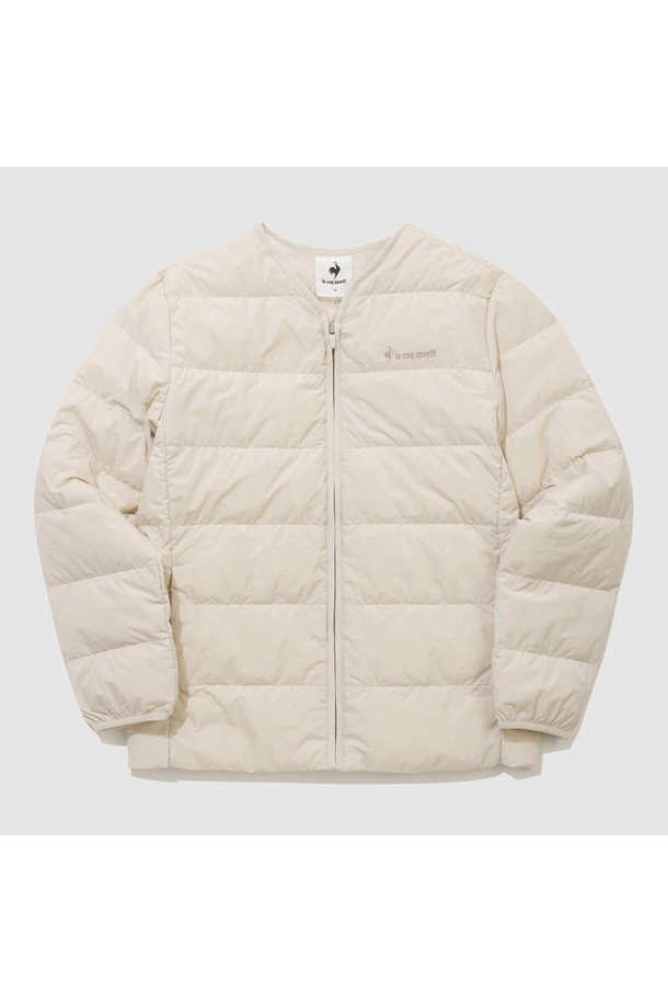 유니 경량 루즈핏 구스다운 재킷 - 베이지(QQ423LDJO1)는 겨울철 따뜻함과 스타일을 동시에 만족시키는 아우터입니다. 남녀공용으로 제작되어 실용적이며, 캐주얼, 미니멀, 클래식 스타일을 모두 아우르는 디자인입니다. 가볍고 부드러운 나일론, 폴리에스터 혼방 소재에 두꺼운 두께감으로 보온성을 높였습니다. 집콕룩, 출근룩 등 다양한 TPO에 활용 가능하며, 무지 디자인과 집업 여밈 방식, 크롭 기장으로 세련된 핏을 연출합니다. 충전재는 거위솜털(80%)과 거위깃털(20%)로 구성되어 우수한 보온성을 제공합니다.
