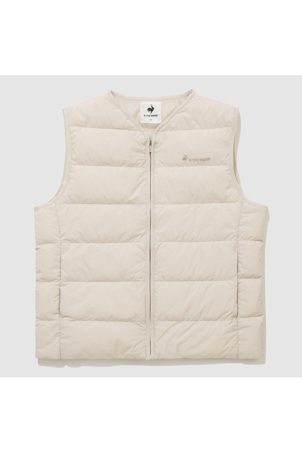 유니 경량 루즈핏 구스다운 베스트 - 베이지(QQ423LDVO1)는 남녀공용으로 착용 가능한 겨울철 필수 아이템입니다. 부드러운 촉감의 나일론, 거위솜털, 거위깃털 혼방 소재로 제작되어 가볍고 따뜻합니다. 베이직하고 캐주얼한 스타일의 무지 디자인으로, 다양한 룩에 매치하기 용이하며, 집업 여밈 방식으로 간편하게 착용할 수 있습니다. 루즈핏 크롭 기장으로 활동성을 높였으며, 데일리룩에 포인트를 더해줍니다.
