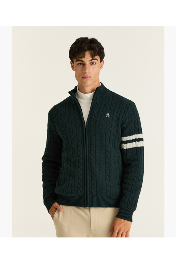 남성 케이블 방풍 집업 스웨터 점퍼(MQ321MSJ93)는 클래식하고 미니멀한 스타일의 남성 골프웨어입니다. 모, 나일론, 폴리에스터 혼방 소재로 제작되어 방풍 기능을 제공하며, 긴 소매와 집업 스타일로 편안한 착용감을 선사합니다. 케이블 패턴 디자인이 돋보이며, 폴리에스터 안감으로 마감되어 부드러운 촉감을 느낄 수 있습니다. 일상복은 물론 골프룩으로도 활용하기 좋은 실용적인 아이템입니다.
