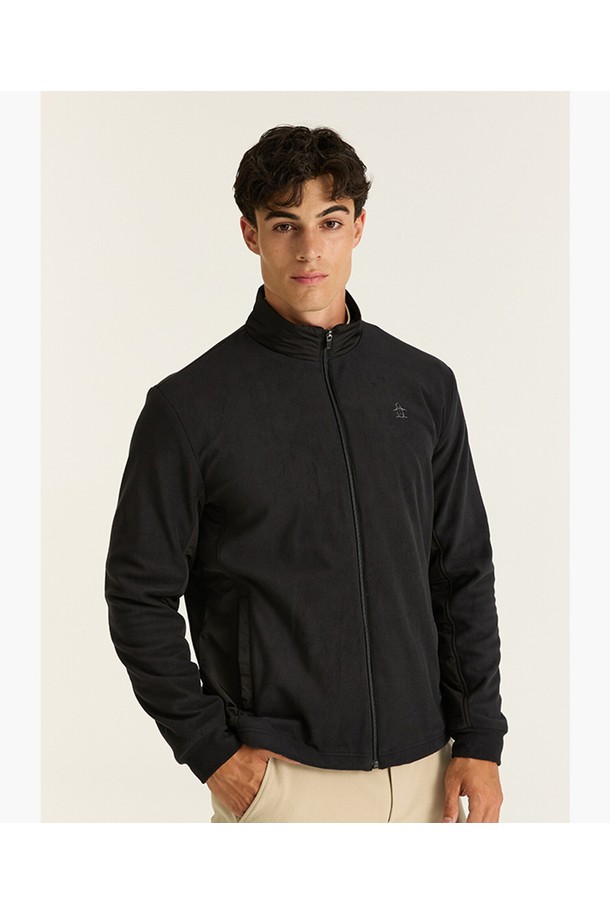 남성 플리스 방풍 점퍼(MQ321MJP93)는 가을, 겨울 시즌에 착용하기 좋은 남성용 점퍼입니다. 스포티하고 캐주얼한 스타일을 연출하며, 골프 및 일상생활에서 활용하기 좋습니다. 부드러운 촉감의 플리스 소재와 넉넉한 두께감으로 보온성을 높였으며, 방풍 기능을 갖춰 추운 날씨에도 쾌적하게 착용할 수 있습니다. 레귤러핏에 집업 스타일로 편안하게 착용 가능하며, 무지 디자인으로 미니멀한 스타일을 선호하는 분들께 적합합니다. 블랙 컬러의 긴소매 점퍼로 다양한 의상과 매치하여 활용할 수 있습니다.
