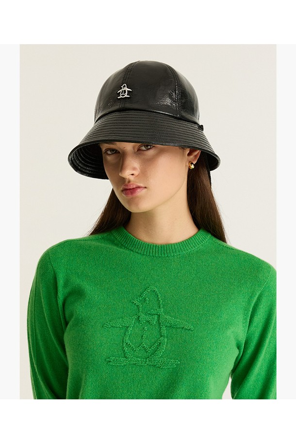 세련된 여성의 스타일을 완성해 줄 '여성 샤이니 비건레더 버킷햇 블랙(MQ322LCP81)'입니다. 부드러운 촉감의 비건 레더 소재와 은은한 광택감이 돋보이며, 모던한 무드의 블랙 컬러가 어떤 룩에도 잘 어울립니다. 9cm의 챙 넓이로 햇빛을 효과적으로 가려주며, 사이즈 조절 가능한 끈이 있어 편안한 착용감을 선사합니다. 미니멀, 클래식, 캐주얼 스타일 모두 소화 가능하며, 특히 골프룩에 세련된 포인트를 더해줍니다.
