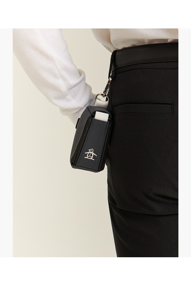 남성용 마그네틱 볼케이스(MQ311MET91)는 골프룩에 어울리는 클래식하고 미니멀한 디자인의 볼케이스입니다. 네이비 컬러의 합성가죽 소재로 제작되었으며, 사각 형태에 무지 패턴으로 깔끔함을 더했습니다. 마그네틱 잠금 방식으로 편리하게 사용할 수 있으며, 링 형태의 볼 레이스와 카드 부착 기능, 티홀더가 있어 실용적입니다. 골프 웨어 액세서리로, 라운딩 시 스타일과 기능을 동시에 만족시킬 수 있는 아이템입니다.
