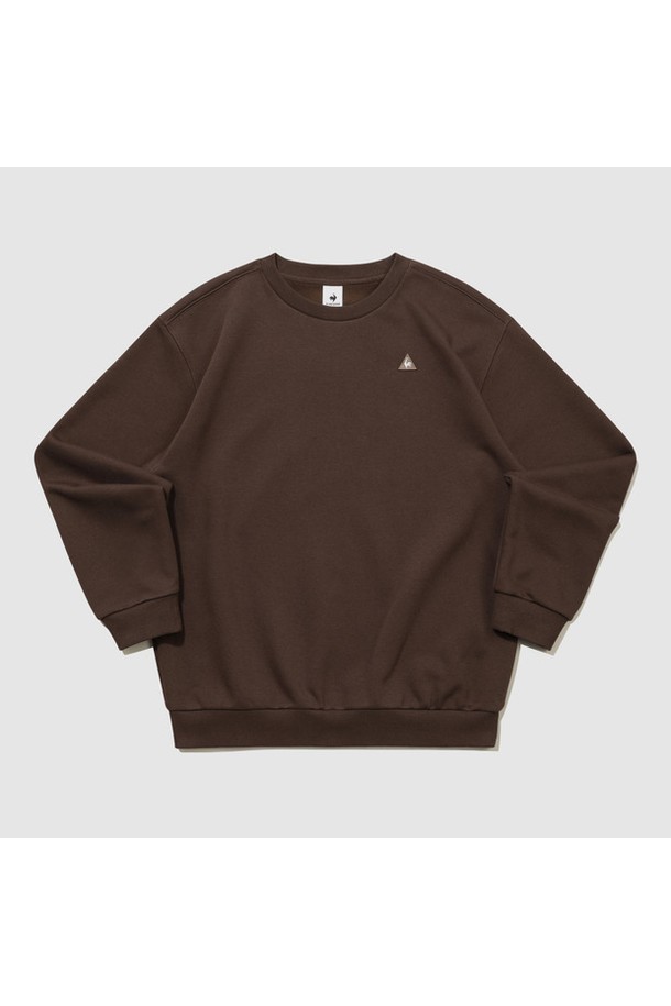 유니 에센셜 루즈 기모 맨투맨 - 브라운(QQ423LFSO1)은 남녀 모두 착용 가능한 유니섹스 디자인의 캐주얼 맨투맨입니다. 가을, 겨울 시즌에 어울리는 두꺼운 두께감과 부드러운 촉감의 기모 안감으로 따뜻하게 착용할 수 있습니다. 베이직하고 미니멀한 무드의 무지 디자인은 어떤 스타일에도 잘 어울리며, 넉넉한 루즈핏으로 편안한 착용감을 선사합니다. 라운드넥과 긴 소매 기장으로 제작되었으며, 브라운 컬러가 포근한 분위기를 더합니다. 데일리룩으로 활용하기 좋은 아이템입니다.
