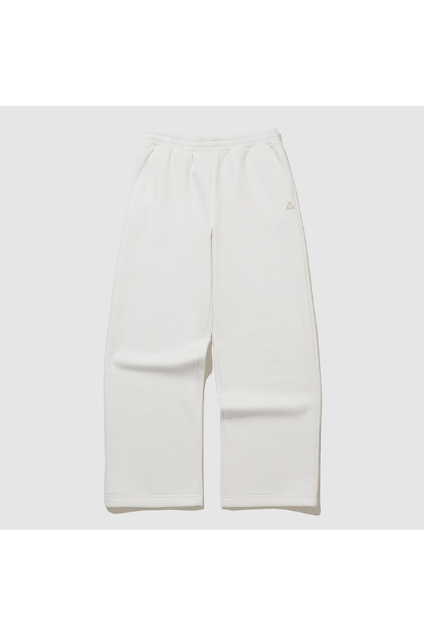 유니 기모 루즈핏 스트레이트 팬츠 - 아이보리 QQ423LFPO1는 남녀 모두 착용 가능한 베이직하고 캐주얼한 스타일의 기모 스트레이트 팬츠입니다. 겨울과 가을에 적합하며, 부드러운 촉감과 두꺼운 두께로 따뜻하게 착용할 수 있습니다. 루즈핏과 스트레이트 핏으로 편안한 착용감을 선사하며, 밴딩 처리 및 스트링으로 사이즈 조절이 용이합니다. 데일리룩, 집콕룩, 동네 마실룩 등 다양한 TPO에 맞춰 활용 가능하며, 셋업 상품으로도 연출할 수 있어 실용적입니다. 보온성이 우수하여 추운 날씨에도 따뜻함을 유지해 줍니다.
