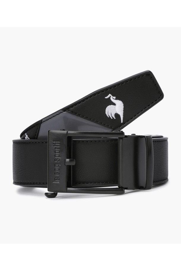 남성 스마트 락 벨트 (GQ311MBE89)는 모던하고 세련된 스타일을 추구하는 남성 골퍼를 위해 디자인되었습니다. 무지 패턴의 블랙과 화이트 두 가지 색상으로 출시되어 다양한 골프룩에 매치하기 용이합니다. 오염과 마모에 강한 합성가죽 소재로 제작되어 내구성이 뛰어나며, 스마트 락 버클 디자인으로 편리하게 착용할 수 있습니다. 길이 조절이 가능하여 최적의 핏을 제공하며, 견고한 품질을 자랑합니다. 골프 라운딩 시 스타일과 실용성을 동시에 만족시키는 필수 아이템입니다.
