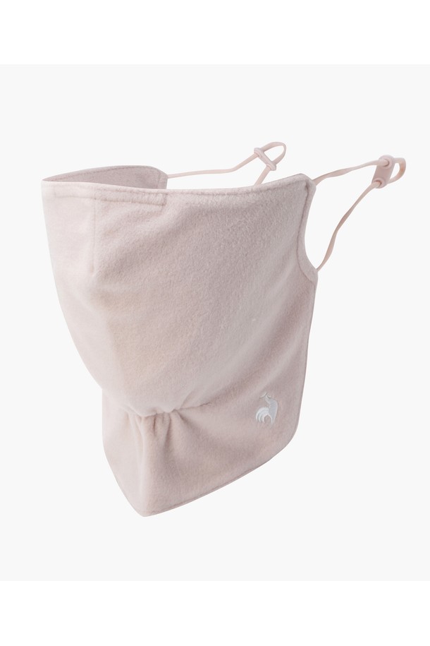 여성 플리스 방한 마스크 (GQ322LSA91)는 겨울철 추위로부터 당신을 보호해 줄 방한 마스크입니다. 부드러운 플리스 소재와 넉넉한 두께감으로 뛰어난 보온성을 제공하며, 블랙과 핑크 두 가지 색상으로 출시되었습니다. 가볍고 통기성이 좋은 디자인으로 골프 등 활동적인 스포츠를 즐길 때에도 쾌적하게 착용할 수 있습니다. 마스크 내부에 메쉬 통기홀을 적용하여 답답함을 줄였으며, 실리콘 스토퍼를 통해 사이즈 조절이 용이합니다. 형태를 유지하는 구조로 제작되어 변형 없이 오랫동안 사용할 수 있습니다.
