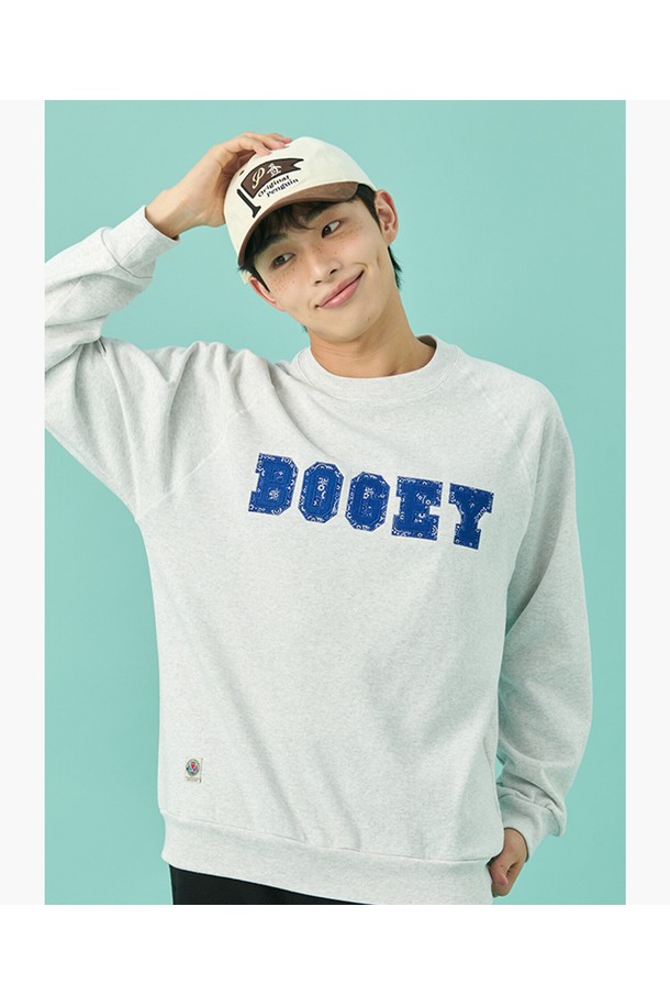 남성 피터보기 기모 맨투맨 MQ411PTLO1은 가을과 겨울에 따뜻하게 착용하기 좋은 남성용 맨투맨입니다. 부드러운 촉감의 면(90%)과 폴리에스터(10%) 혼방 소재로 제작되었으며, 안감은 기모 처리되어 보온성을 높였습니다. 스포티하면서도 캐주얼한 스타일로, 골프 및 일상생활에서 폭넓게 활용할 수 있습니다. 레귤러핏 라운드넥 디자인에 회색 컬러, 로고 패턴으로 포인트를 주어 세련된 느낌을 더했습니다. 제품 코드 MQ411PTLO1이며, 긴 소매와 두께감 있는 디자인으로 편안한 착용감을 선사합니다.
