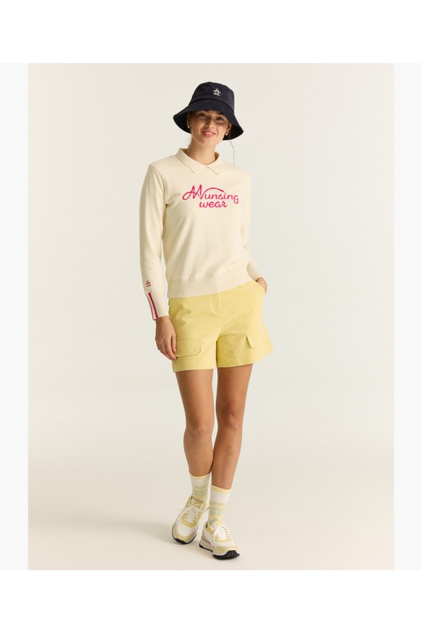 산뜻한 옐로우 컬러가 돋보이는 여성 코듀로이 반바지입니다. 봄, 여름 시즌에 활용하기 좋은 얇은 두께감과 부드러운 촉감이 특징입니다. 캐주얼, 스포티 스타일 모두 소화 가능하며, 골프룩 연출에도 적합합니다. 레귤러핏으로 편안하게 착용할 수 있으며, 무지 디자인에 포켓 디테일로 실용성을 더했습니다. 면, 폴리우레탄, 레이온, 코듀로이 혼방 소재로 제작되었습니다.
