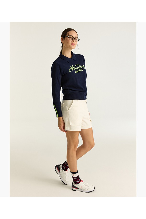 아이보리 컬러의 여성 코듀로이 반바지입니다. 봄, 여름 시즌에 적합하며, 캐주얼, 스포티, 미니멀 스타일 연출에 용이합니다. 코듀로이, 면, 폴리우레탄 혼방 소재로 제작되어 부드러운 촉감을 선사합니다. 레귤러핏 디자인과 무지 패턴으로 깔끔하며, 얇은 두께감으로 편안하게 착용 가능합니다. 골프 및 일상생활에서 활용할 수 있는 포켓 디테일의 반바지입니다.
