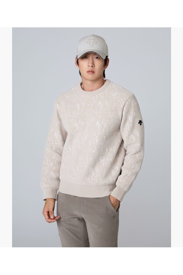 남성 셔닐 라운드 방풍 스웨터(DQ42MFKPO5)는 가을과 겨울, 골프 및 일상에서 모두 활용 가능한 남성용 스웨터입니다. 베이지와 다크그레이 두 가지 색상으로 제공되며, 셔닐사 원단을 사용하여 부드러운 촉감과 고급스러운 무드를 선사합니다. 라운드넥, 긴소매, 레귤러핏 디자인으로 캐주얼, 스포티, 클래식 스타일을 모두 아우릅니다. 두꺼운 두께감과 방풍 안감으로 보온성을 높여 겨울철에도 따뜻하게 착용할 수 있으며, 방풍 기능으로 골프룩이나 겨울 데일리룩에 적합합니다.
