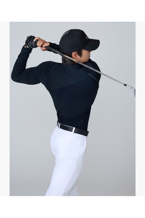 남성 시그니처 기모 긴팔 티셔츠 (DQ42MFTLO2)는 가을, 겨울 시즌 골프 활동에 적합한 스포티한 스타일의 의류입니다. BEGG, BLKG, GRYG 3가지 색상으로 출시되었으며, 레귤러 핏의 긴소매 기모 티셔츠입니다. 나일론, 폴리우레탄 혼방 소재로 제작되어 보온성과 신축성을 제공하며, 두꺼운 두께감으로 추운 날씨에도 따뜻하게 착용할 수 있습니다. 앞판 레어티랑 디자인과 등판 전사 로고가 특징이며, 입체 패턴과 편안한 스윙을 위한 설계로 골프 활동의 편의성을 높였습니다.
