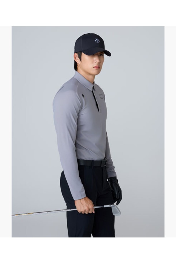 남성 시그니처 기모 긴팔 티셔츠 (DQ42MFTLO2)는 가을, 겨울 시즌 골프 및 일상에서 활용하기 좋은 남성용 긴팔 티셔츠입니다. 부드러운 촉감의 나일론, 폴리우레탄 혼방 소재에 기모 안감을 더해 보온성을 높였습니다. 레귤러핏 폴로넥 디자인으로 스포티한 무드를 연출하며, 앞판 레터링과 등판 전사 로고, 입체 패턴으로 포인트를 더했습니다. 컬러는 BEGG, BLKG, GRYG 3가지로 출시되었습니다. 신축성이 뛰어나 편안한 착용감을 제공합니다.
