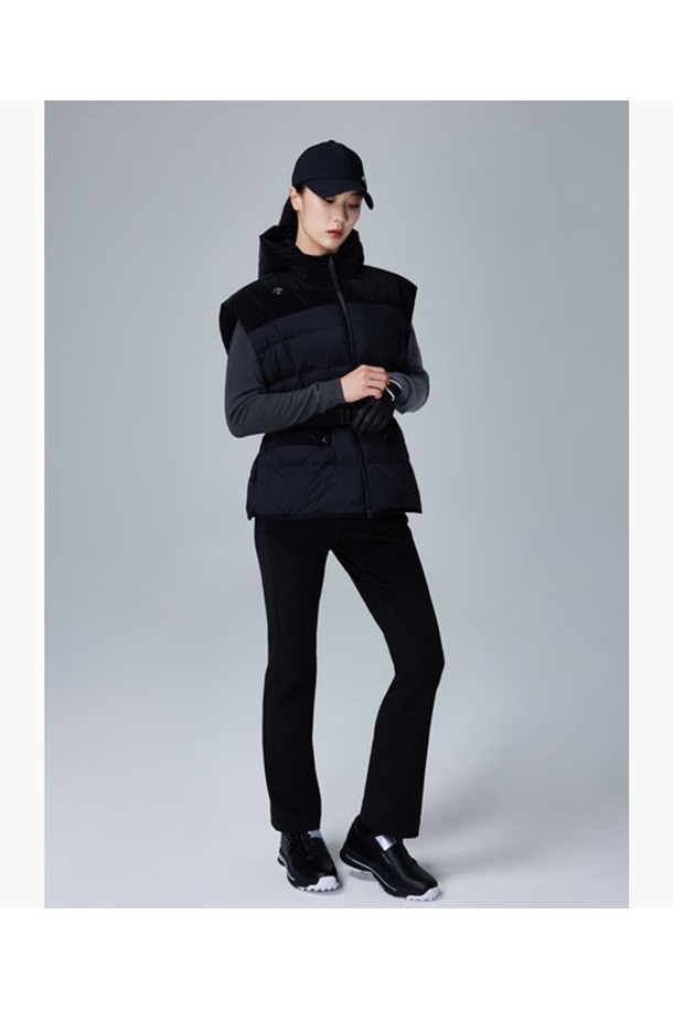 여성 기모 스트라이프 부츠컷 팬츠 (DQ42WFPTOE)는 겨울철 따뜻함을 책임지는 여성용 긴바지입니다. 레이온, 폴리에스터, 폴리우레탄 혼방 소재로 제작되어 부드러운 촉감과 편안한 착용감을 선사합니다. 베이직한 스타일의 스트라이프 패턴과 레귤러핏 부츠컷 디자인으로 클래식, 미니멀, 캐주얼 등 다양한 스타일 연출이 가능합니다. 두꺼운 두께감과 기모 안감으로 보온성을 높였으며, 골프룩과 일상복으로 활용하기 좋습니다. 신축성이 있어 활동성을 보장합니다.
