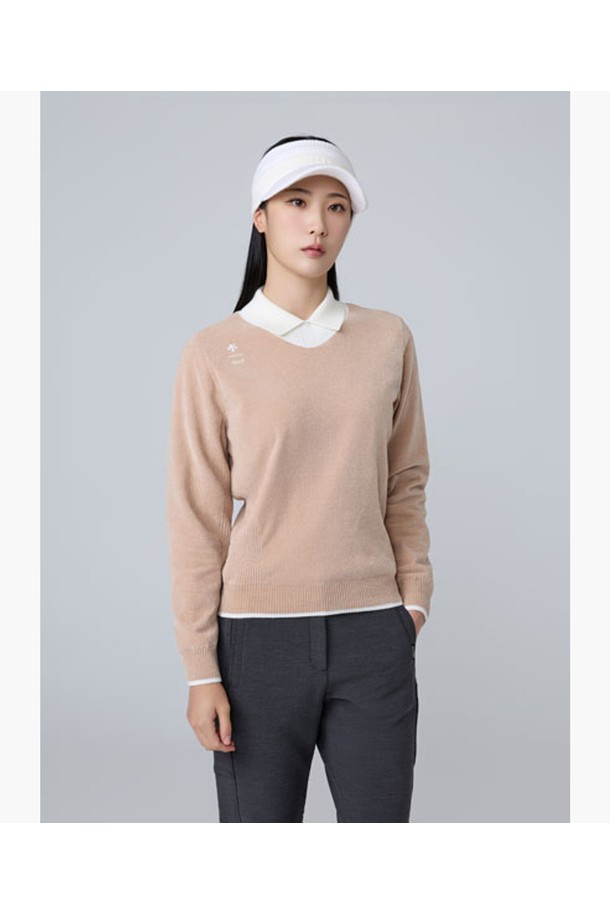 여성 셔닐 (Chenille, 셔닐) 변형넥 방풍 풀오버 (DQ42WFKPOH)는 우아하고 베이직한 스타일의 여성 골프 룩을 위한 풀오버입니다. 부드러운 촉감의 폴리에스터, 나일론 혼방 소재에 벨벳 외관의 셔닐사를 사용하여 고급스러움을 더했습니다. 두꺼운 두께감과 방풍 안감으로 보온성을 높였으며, 변형넥 디자인으로 여성스러운 실루엣을 연출합니다. 긴 소매 기장의 레귤러핏으로, 추운 겨울철 라운딩에서도 따뜻하고 스타일리시하게 착용할 수 있습니다. 베이지, 라이트베이지 두 가지 색상으로 제공됩니다.
