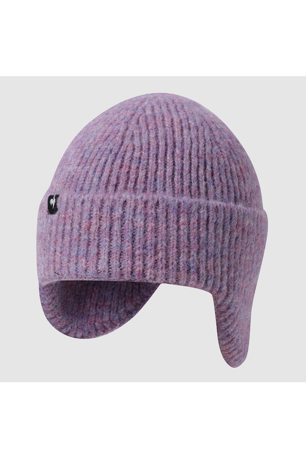 라이프 이어머프 비니 - 퍼플(QQ323ABN92)는 캐주얼, 미니멀, 클래식 스타일을 아우르는 모자입니다. 가을과 겨울, 쌀쌀한 날씨에 일상 및 방한 용도로 적합하며, 부드러운 촉감과 두꺼운 두께로 따뜻함을 선사합니다. 퍼플과 블랙 두 가지 색상으로 제공되며, 귀덮개가 일체형으로 디자인되어 보온성을 높였습니다. 폴리에스터, 아크릴, 나일론, 모, 폴리우레탄 등의 혼방 소재로 제작되었으며 무지 패턴으로 다양한 스타일에 매치하기 용이합니다.
