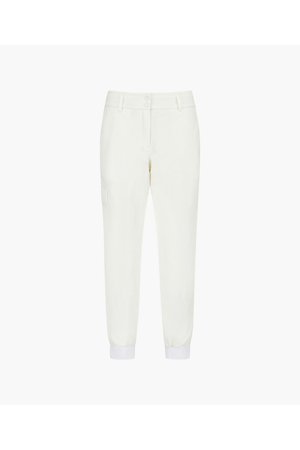 여성용 스트레치 패딩 조거 팬츠 _CREM GQ322LPT92는 겨울철 스포티한 스타일을 연출하기에 적합한 조거 핏 바지입니다. 경량의 스트레치 소재와 보온성이 뛰어난 패딩 안감으로 제작되어 편안한 착용감을 제공합니다. 허리 밴딩 처리로 활동성을 높였으며, 로고 자카드 립 포인트와 사이드라인 디자인이 돋보입니다. 블랙(BLCK)과 크림(CREM) 두 가지 색상으로 출시되어 골프룩 또는 일상복으로 활용 가능합니다. 부드러운 촉감과 컴포트핏으로 편안하게 즐길 수 있습니다.
