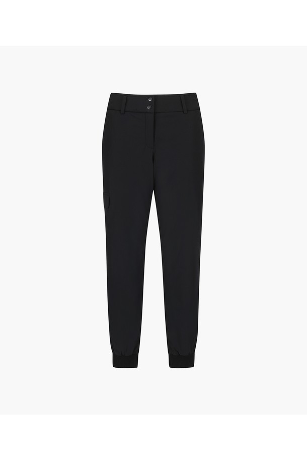 여성용 스트레치 패딩 조거 팬츠 _블랙 GQ322LPT92입니다. 스포티한 스타일의 겨울용 골프룩으로, 보온성과 신축성을 갖춘 릴랙스핏 조거 팬츠입니다. 부드러운 촉감의 나일론, 폴리우레탄 혼방 소재에 패딩 안감을 더해 따뜻함을 유지해 줍니다. 블랙과 크림 두 가지 색상으로 출시되었으며, 사이드라인에 로고 자카드 립 포인트를 주어 디자인 포인트를 더했습니다. 두꺼운 두께감으로 겨울철에도 따뜻하게 착용 가능합니다.
