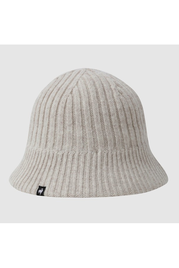 여성 니트 버킷햇 - 베이지 QQ322WCP91은 부드러운 촉감의 니트 소재로 제작되어 가을과 겨울에 따뜻하게 착용하기 좋은 모자입니다. 모(wool), 나일론, 폴리에스터 혼방으로 이루어져 포근함을 더하며, 챙 넓이는 7.3cm, 모자 둘레는 56cm로 안정적인 핏을 선사합니다. 베이직한 베이지 컬러와 니트 디자인이 어우러져 클래식, 미니멀, 캐주얼 등 다양한 스타일과 매치하기 용이합니다. 두꺼운 두께감으로 보온성을 높였으며, 일상생활에서 편안하게 착용할 수 있습니다.
