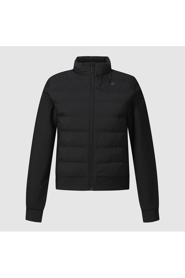 여성 레귤러핏 하이브리드 경량 패딩 재킷 - 블랙 QQ422OPDO2는 겨울철 일상룩과 출근룩, 여행룩에 적합한 아우터입니다. 베이직하고 캐주얼한 스타일로 미니멀, 클래식 스타일을 선호하는 분들께 추천합니다. 무지 디자인에 레귤러핏으로 제작되었으며, 집업 방식으로 간편하게 착용할 수 있습니다. 나일론, 폴리에스터, 폴리우레탄 혼방 소재로 제작되어 부드러운 촉감과 가벼운 착용감을 제공하며, 경량 패딩으로 보온성을 높였습니다. 긴 소매 기장의 두꺼운 두께감으로 따뜻하게 착용 가능합니다.
