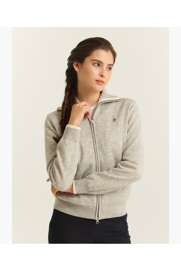 여성용 카라 풀집업 방풍 스웨터, 멜란지그레이 MQ422LSJO2입니다. 가을, 겨울 시즌에 골프 및 일상에서 스포티하고 미니멀한 스타일을 연출할 수 있습니다. 부드러운 촉감의 모, 폴리에스터 혼방 소재로 제작되었으며, 두꺼운 두께감으로 보온성을 높였습니다. 방풍 기능과 풀집업 디자인으로 활동성을 더하며, 레귤러 핏과 크롭 기장으로 편안한 착용감을 제공합니다. 카라넥과 긴 소매, 무지 패턴이 특징입니다.
