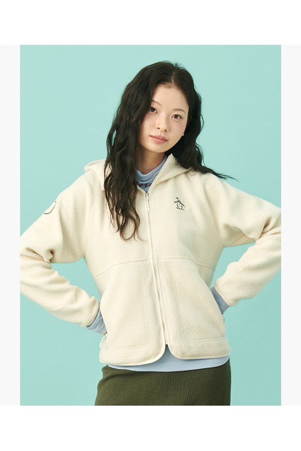 여성 플리스 집업 재킷 MQ422PJPO1은 가을과 겨울에 따뜻하게 착용할 수 있는 여성용 플리스 재킷입니다. 아이보리(IVRY) 컬러의 무지 디자인으로 스포티, 캐주얼, 미니멀 스타일을 모두 소화하며 골프 및 일상복으로 활용 가능합니다. 두꺼운 두께감과 부드러운 촉감의 폴리에스터, 나일론 혼방 소재로 제작되어 보온성이 뛰어나고 긴 소매와 레귤러핏으로 편안한 착용감을 제공합니다. 집업 스타일로 간편하게 입고 벗을 수 있으며, 플리스 코트 타입으로 포근함을 더했습니다. 골프룩으로도 손색없는 MQ422PJPO1 플리스 재킷으로 스타일리시함과 따뜻함을 동시에 느껴보세요.
