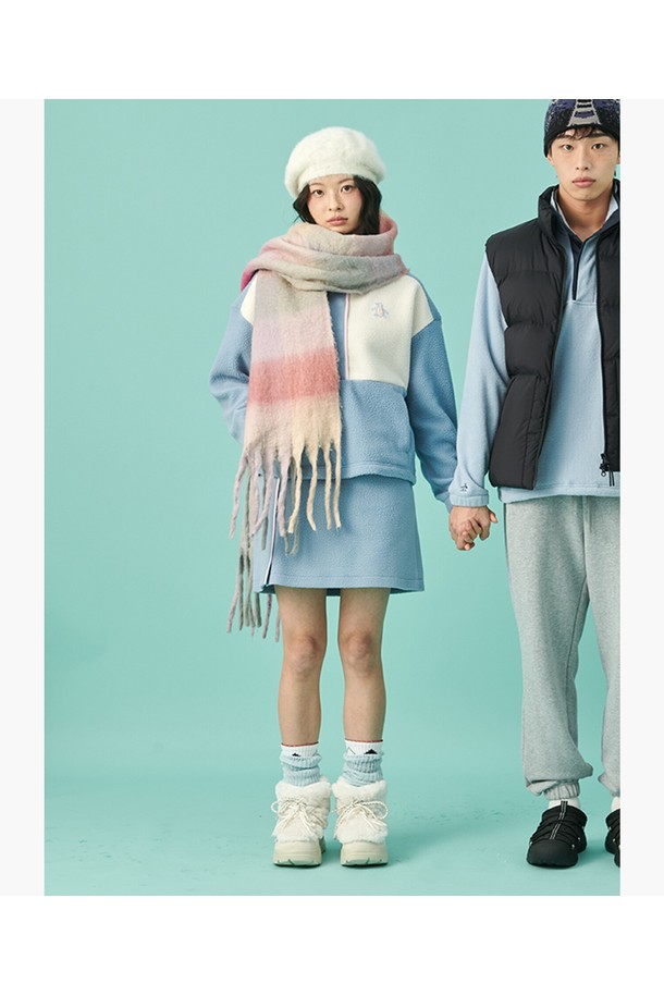 여성 플리스 스커트 라이트블루 MQ422PSKO2는 가을, 겨울 시즌에 따뜻하게 착용 가능한 플리스 스커트입니다. 골프 및 일상복으로 활용 가능하며, 스포티, 캐주얼, 미니멀 스타일을 모두 소화합니다. 부드러운 촉감의 폴리에스터, 나일론, 폴리우레탄 혼방 소재로 제작되었으며, A라인 핏에 두꺼운 두께감으로 보온성을 높였습니다. 라이트 블루 컬러에 무지 디자인, 사이드 라인 디테일이 특징이며, 미니스커트 타입으로 레귤러 핏을 제공합니다.
