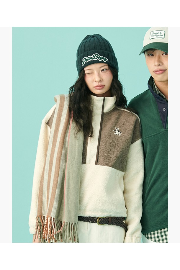 여성 플리스 아노락 아이보리 MQ422PTLO1은 부드러운 촉감의 두꺼운 폴리에스터, 나일론 혼방 소재로 제작되어 가을, 겨울철 따뜻함을 선사합니다. 집업 스타일의 레귤러핏 아노락으로, 스포티하면서도 캐주얼한 무드를 연출하며 골프룩으로 활용하기 좋습니다. 아이보리 컬러에 무지 패턴, 긴 소매 기장으로 디자인되어 다양한 스타일과 매치하기 용이합니다. 배색 디자인이 적용되어 세련된 포인트를 더했으며, 활동적인 움직임에도 편안함을 제공합니다.
