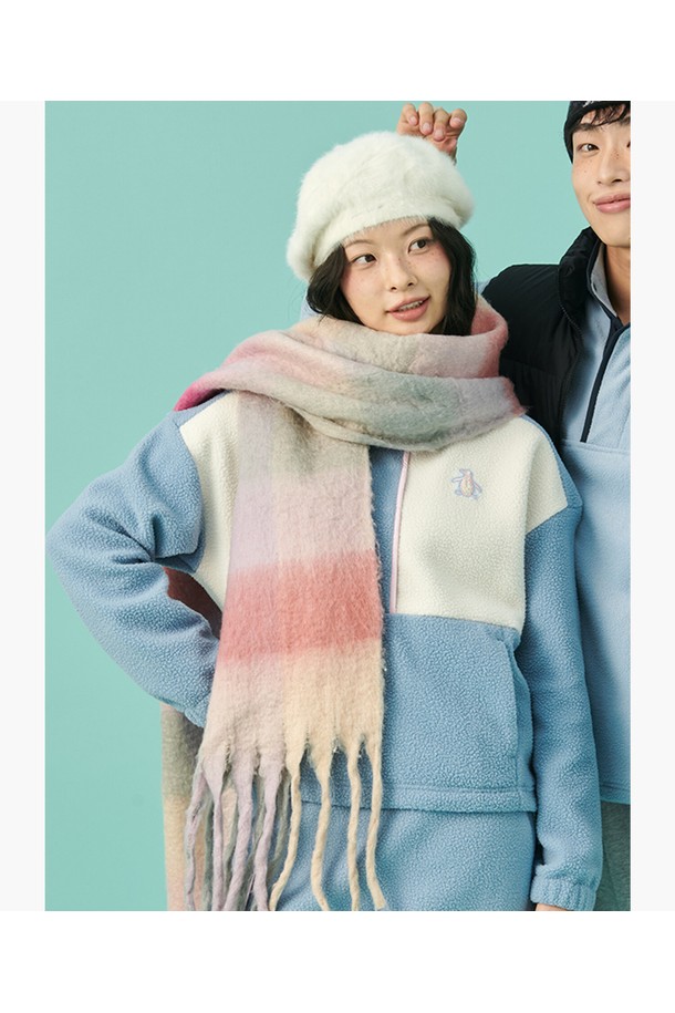 여성 플리스 아노락 라이트블루 MQ422PTLO1은 가을, 겨울 시즌에 스포티하고 캐주얼하게 연출하기 좋은 아우터입니다. 라이트블루와 아이보리 배색 디자인이 돋보이며, 레귤러핏과 하프집업 스타일로 편안한 착용감을 제공합니다. 두껍고 부드러운 플리스 소재로 제작되어 따뜻함을 선사하며, 긴 소매 기장과 배색 디테일이 특징입니다. 골프룩은 물론 일상에서도 활용 가능하며, 매칭 스커트와 함께 코디하여 여성스러운 분위기를 연출할 수 있습니다.
