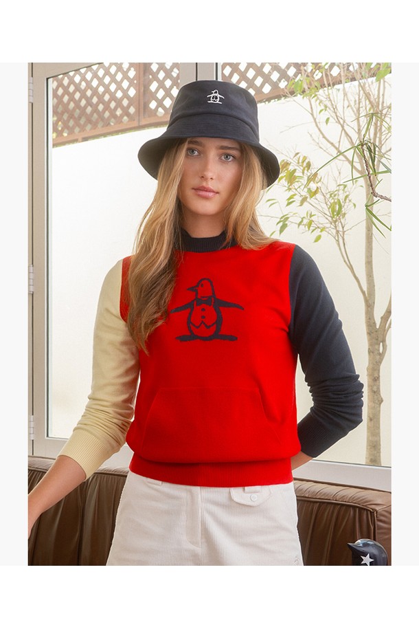 여성 골프를 위한 컬러블록 후드형 방풍 스웨터 MQ422LSWO3입니다. 레드, 블랙, 아이보리 컬러 배색의 스포티한 디자인으로, 가을, 겨울 시즌에 적합합니다. 부드러운 촉감의 아크릴, 폴리에스터, 모, 캐시미어 혼방 소재에 4WAY 스트레치 기능과 무소음 안감으로 편안한 착용감을 제공합니다. 두꺼운 두께감과 후드 디자인으로 방풍 및 보온 기능을 갖췄으며, 레귤러핏과 긴 소매 기장, 크롭 기장으로 활동성을 높였습니다. 골프룩을 위한 스타일리시한 선택이 될 것입니다.
