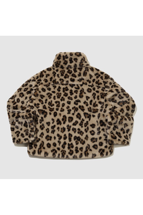 **여성 루즈핏 제로퍼 자켓 - 브라운(QQ422OJKO2)**

가을과 겨울 시즌을 위한 여성용 루즈핏 제로퍼 재킷입니다. 부드러운 촉감의 폴리에스터, 나일론 혼방 소재에 두꺼운 두께감으로 따뜻함을 더했습니다. 캐주얼 스타일의 브라운 컬러 퍼 자켓으로, 레오파드 패턴과 투톤 배색이 특징입니다. 넉넉한 루즈핏과 긴 소매 기장으로 편안한 착용감을 선사하며, 모임룩과 연말 모임룩에 활용하기 좋습니다. 안감은 폴리에스터로 제작되었으며, 집업 스타일로 간편하게 여밀 수 있습니다.
