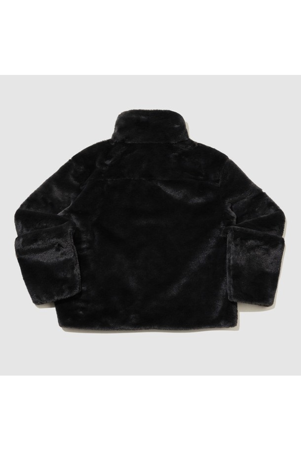 따뜻하고 포근한 여성 루즈핏 제로퍼 자켓입니다. 부드러운 촉감의 블랙 컬러 퍼 소재로 제작되어 겨울철 캐주얼 스타일을 연출하기 좋습니다. 넉넉한 루즈핏과 크롭 기장으로 편안함과 스타일리시함을 동시에 잡았습니다. 집업 여밈 방식으로 간편하게 착용 가능하며, 긴 소매 디자인으로 보온성을 높였습니다. 무지 디자인으로 다양한 룩에 매치하기 용이한 데일리 아우터입니다.
