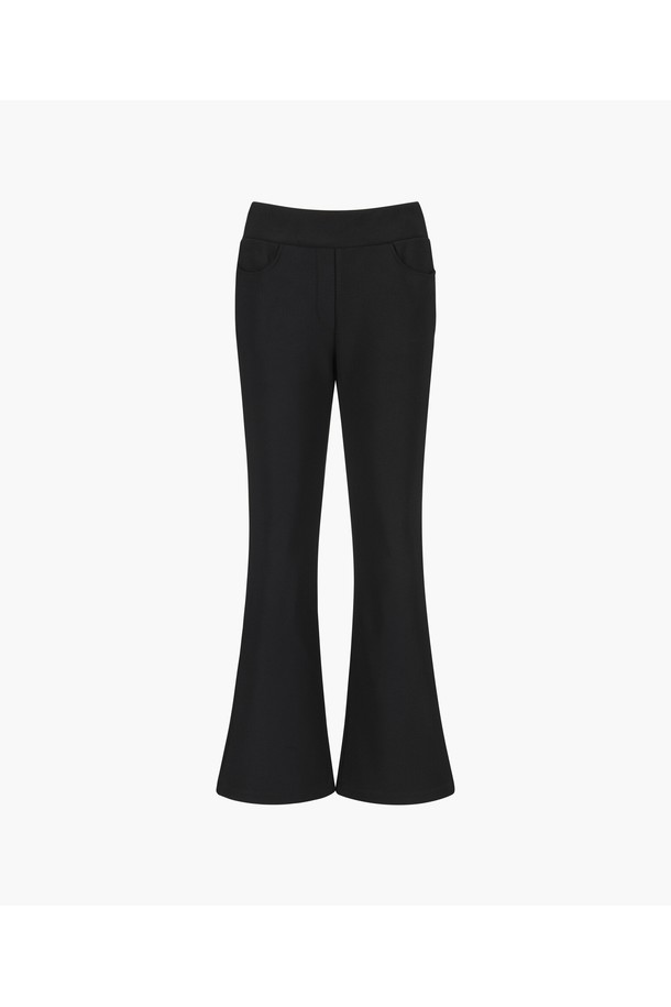 여성 에센셜 부츠컷 팬츠_블랙 GQ422LPTO9는 골프 및 일상에서 활용 가능한 여성용 바지입니다. 사계절 내내 착용하기 좋으며, 베이직한 스타일로 다양한 상의와 매치하기 용이합니다. 부드러운 촉감의 폴리에스터, 폴리우레탄 혼방 소재로 제작되어 편안한 착용감을 선사합니다. 레귤러 핏에 다리가 길어 보이는 부츠컷 실루엣으로, 힙 라인을 정돈해주는 아웃포켓 디자인이 특징입니다.
