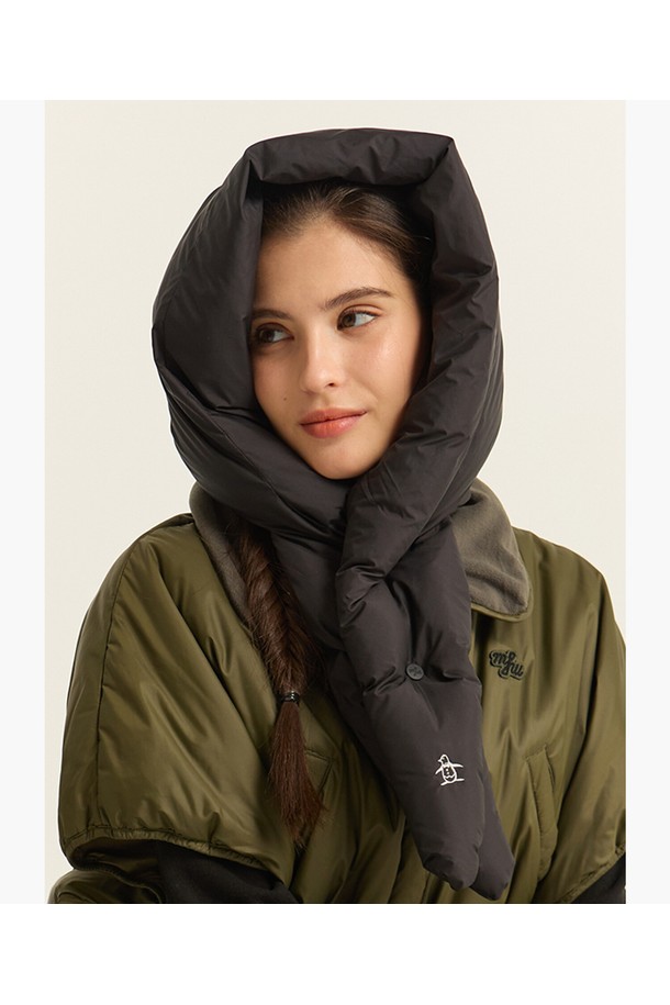 여성 구스 다운 바라클라바 MQ422LWMO4는 겨울철 골프 및 아웃도어 활동에 적합한 보온 방풍 기능을 갖춘 모자입니다. 깊은 모자 깊이와 부드러운 촉감으로 편안한 착용감을 제공하며, 블랙 색상의 무지 디자인으로 어떤 스타일에도 잘 어울립니다. 폴리에스터와 구스다운(솜털 90%, 깃털 10%) 충전재를 사용하여 뛰어난 보온성을 자랑합니다. 클래식, 미니멀, 고프코어 스타일의 골프룩, 등산룩, 캠핑룩에 매치하여 세련된 겨울 패션을 완성해보세요.
