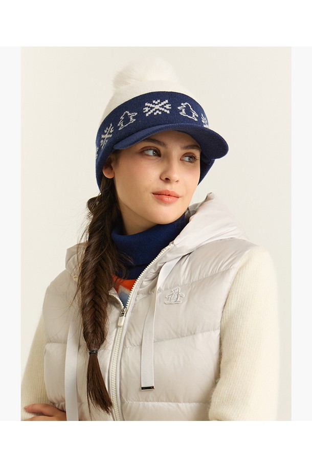 여성 홀리데이 패턴 니트캡 MQ422LCPO1은 겨울 시즌, 골프 및 일상에서 활용하기 좋은 모자입니다. 울, 폴리에스터, 나일론 혼방 소재로 제작되어 따뜻하고 편안한 착용감을 제공합니다. 7cm 챙 넓이와 홀리데이 패턴이 적용되어 클래식, 미니멀, 캐주얼 스타일을 연출하기 좋습니다. DNVY 컬러로 다양한 의상에 매치하기 용이하며, 골프룩에 포인트를 더할 수 있습니다.
