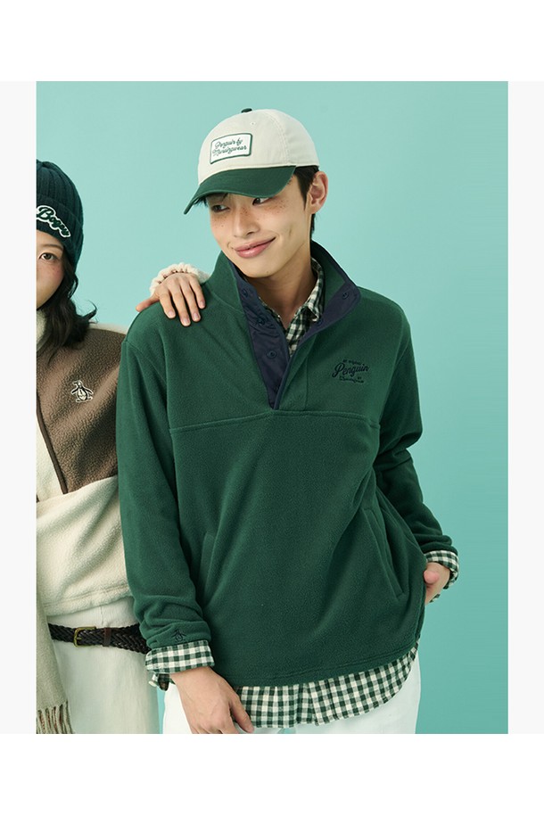 남성 플리스 반집업 티셔츠 딥그린 MQ421PTLO1는 가을, 겨울 시즌 골프 및 일상에서 활용하기 좋은 상의입니다. 부드러운 촉감의 플리스 소재로 제작되어 보온성이 뛰어나고, 레귤러핏 디자인과 무지 패턴으로 스포티하면서도 캐주얼한 스타일을 연출합니다. 딥그린 컬러와 긴소매, 반집업 네크라인이 특징이며, 두꺼운 두께감으로 편안한 착용감을 제공합니다. 미니멀한 디자인으로 다양한 하의와 매치하여 골프룩을 완성할 수 있습니다.
