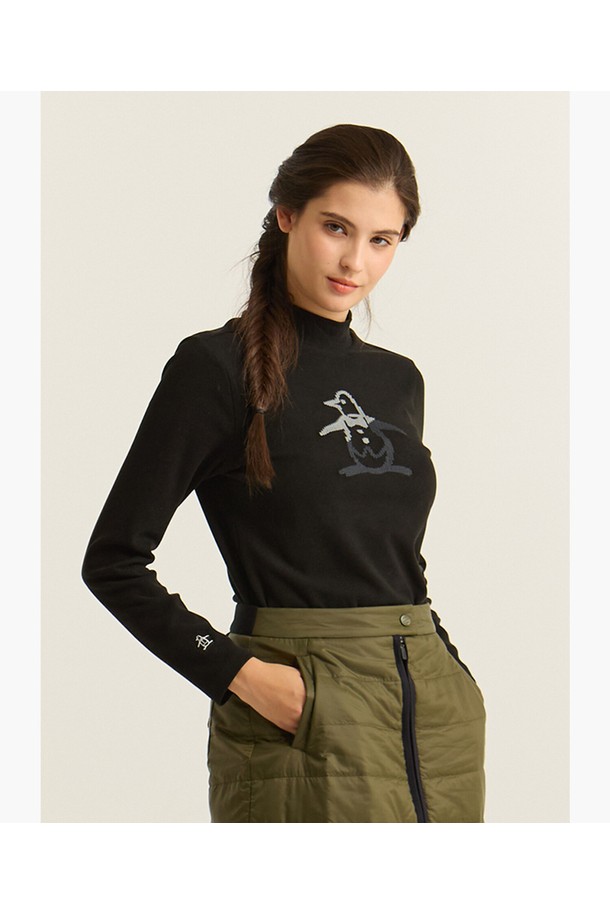 여성 모크넥 원포인트 이너 티셔츠 블랙 MQ422LINO1은 골프 및 일상생활에서 활용하기 좋은 베이직 스타일의 이너 티셔츠입니다. 사계절 모두 착용 가능하며, 부드러운 촉감의 아크릴, 레이온, 나일론, 폴리우레탄 혼방 소재로 제작되었습니다. 레귤러핏에 긴 소매 기장이며, 모크넥 디자인과 원포인트 패턴이 특징입니다. 특히 골프룩에 미니멀, 클래식, 캐주얼 무드를 더해주는 매력적인 아이템입니다.
