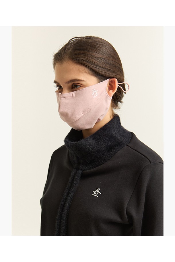 여성 방한 마스크 라이트핑크 MQ422LWMO7는 겨울철 보온과 방한을 위한 필수 아이템입니다. 부드러운 촉감의 폴리에스터, 폴리우레탄 혼방 소재로 제작되었으며, 안감 처리가 되어 있어 추운 날씨에도 따뜻하게 착용할 수 있습니다. 귀걸이형 디자인으로 편안하게 착용 가능하며, 라이트핑크와 블랙 두 가지 컬러로 출시되어 취향에 맞게 선택할 수 있습니다. 미니멀하고 캐주얼한 스타일로 산책룩, 집콕룩 등 다양한 TPO에 활용하기 좋습니다. 두꺼운 두께감으로 뛰어난 보온성을 제공합니다.
