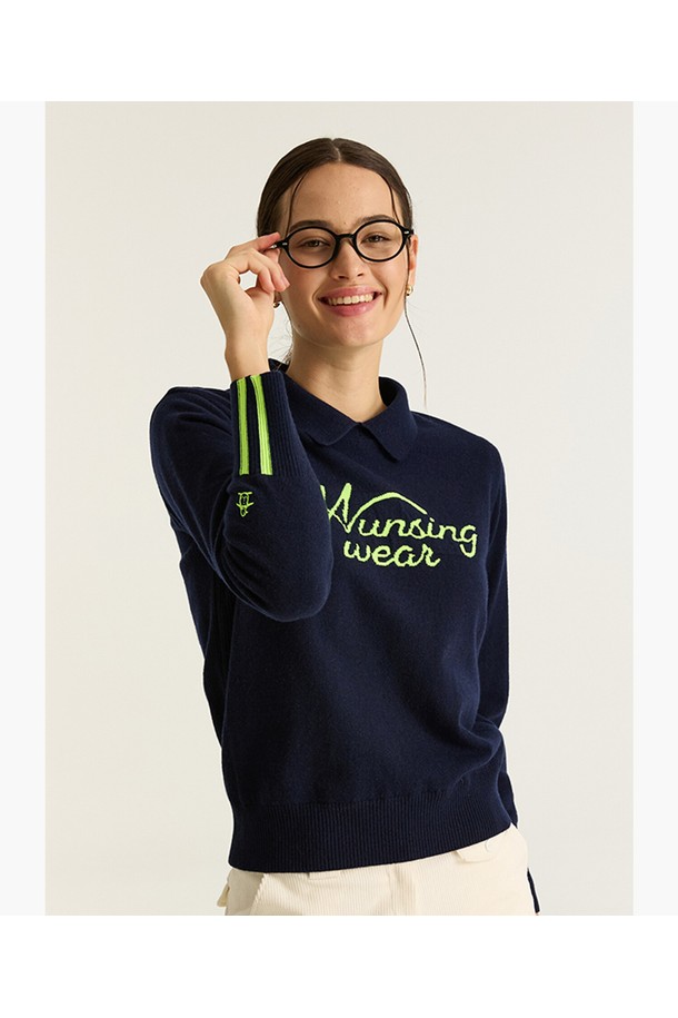 여성 카라 방풍 스웨터 다크네이비 MQ422LSWO1는 가을, 겨울 시즌 골프 및 스포츠 활동에 적합한 레귤러 핏 스웨터입니다. 다크네이비 색상의 무지 디자인으로, 스포티하면서도 클래식한 스타일을 연출합니다. 모, 나일론, 폴리에스터 혼방 소재에 두꺼운 두께감과 안감, 그리고 방풍 기능을 더해 보온성을 높였습니다. 카라넥과 긴 소매 디자인으로 활동성과 스타일을 동시에 만족시키며, 골프룩 연출에도 용이합니다.
