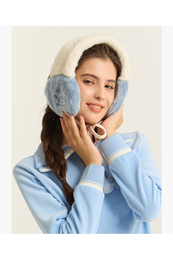 여성 2WAY 이어 머플러 화이트 MQ422LWMO2는 겨울철 방한을 위한 따뜻하고 부드러운 폴리에스터 소재의 이어머플러입니다. 2WAY 디자인으로 다양한 스타일 연출이 가능하며, 부드러운 촉감과 보온 기능을 제공합니다. 화이트 컬러에 무지 디자인, 그리고 사랑스러운 리본 장식이 걸리시, 미니멀, 클래식한 스타일을 완성합니다. 데이트룩과 연말 모임룩에 포인트를 더할 수 있는 아이템입니다.
