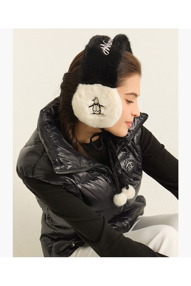 여성 2WAY 이어 머플러 블랙 MQ422LWMO2는 겨울철 방한을 위한 베이직 스타일의 이어머플러입니다. 부드러운 폴리에스터 소재로 제작되어 두꺼운 두께감과 뛰어난 보온성을 제공합니다. 리본 장식이 포인트로, 클래식, 미니멀, 걸리시한 데이트룩에 잘 어울립니다. 2WAY 디자인으로 다양한 스타일 연출이 가능하며, 무지 디자인의 블랙 컬러로 어떤 옷에도 매치하기 용이합니다.
