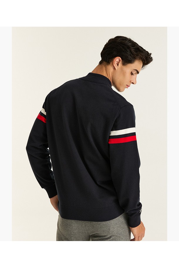 남성 모크넥 방풍 스웨터 다크네이비 MQ421MSWO1는 가을과 겨울철 골프 및 데일리룩에 적합한 남성용 스포티 스타일의 스웨터입니다. 두꺼운 두께감과 보온 기능을 갖춘 이 스웨터는 아크릴, 폴리에스터, 울 혼방 소재로 제작되었습니다. 무지 패턴에 레귤러핏으로 디자인되었으며, 모크넥과 긴 소매가 특징입니다. 방풍 기능과 노이즈리스 방풍 라이닝으로 편안한 착용감을 제공하며, 콘트라스트 디테일과 레이어드 스타일 연출이 용이합니다. 장시간 착용에도 늘어짐을 최소화하여 활동성을 높였습니다.
